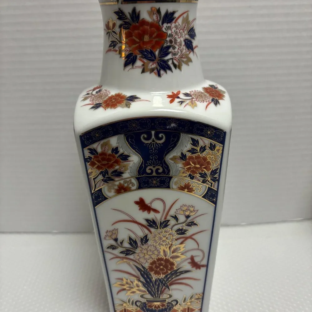 Japanese Imari Porcelain Vase with colorful floral Decoration